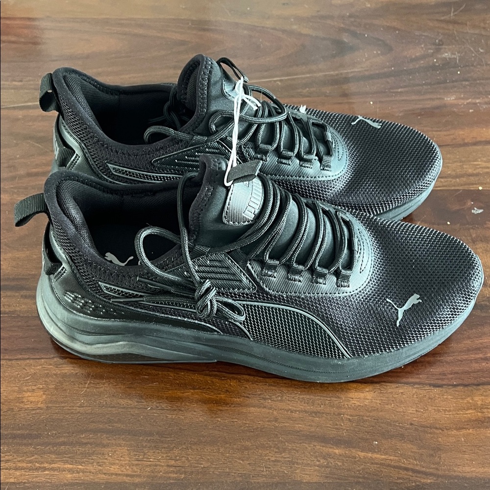 BRAND NEW NEVER WORN Men’s Puma Sneakers